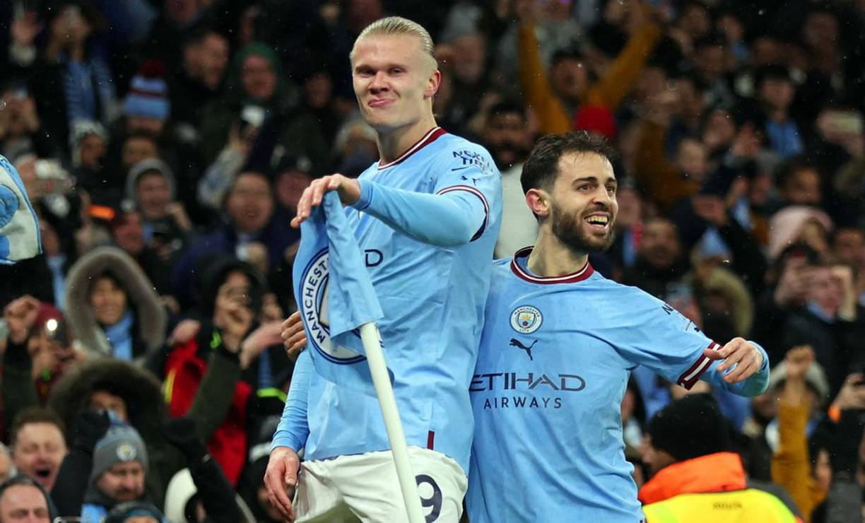 Erling Haaland festejando con Bernardo Silva el 1-0 del Manchester City.