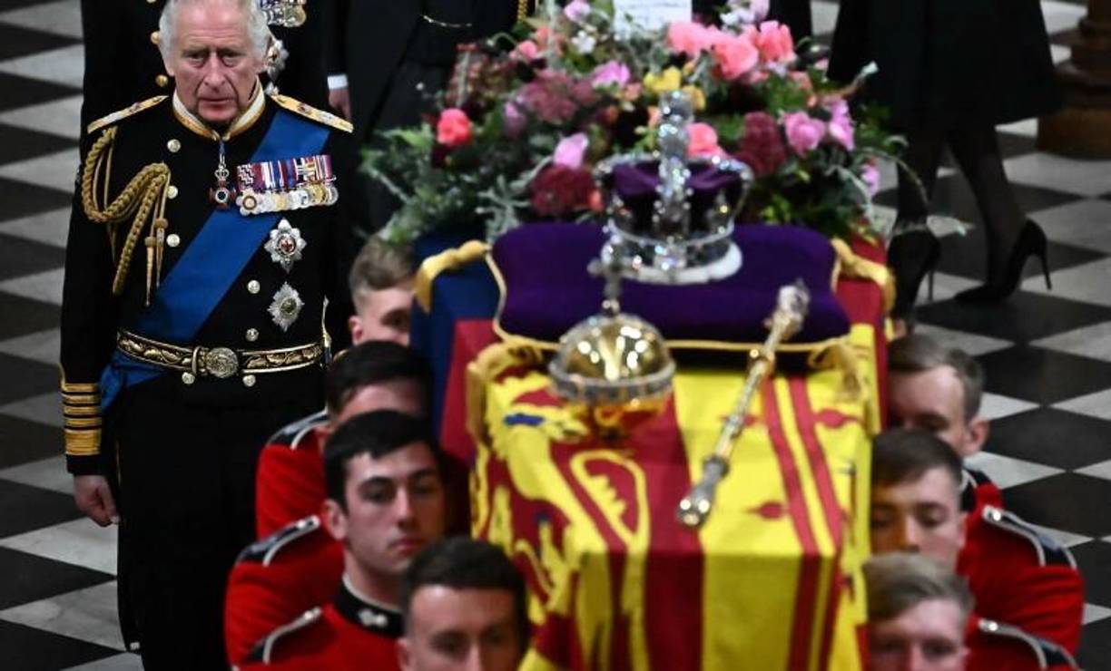 Tras la coronación, el rey llevará esta corona, vista por última vez en el funeral de Isabel II en septiembre, y creada en 1937 para la coronación de Jorge VI.