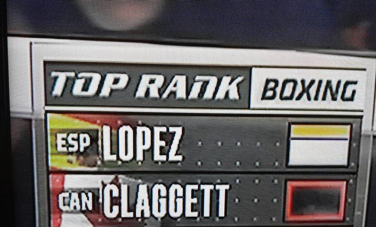 Durante la pelea se colocó la bandera de España al lado del apellido López. 