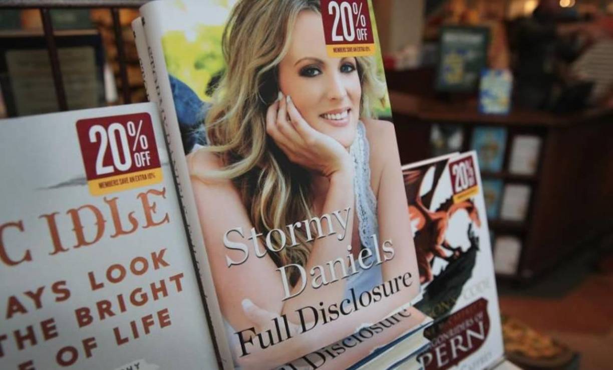 Un jurado de Nueva York declaró este jueves al expresidente estadounidense Donald <b>Trump</b> culpable de haber disimulado pagos a una estrella de cine porno, un terremoto para su campaña presidencial a cinco meses de las elecciones en las que busca recuperar la Casa Blanca. 