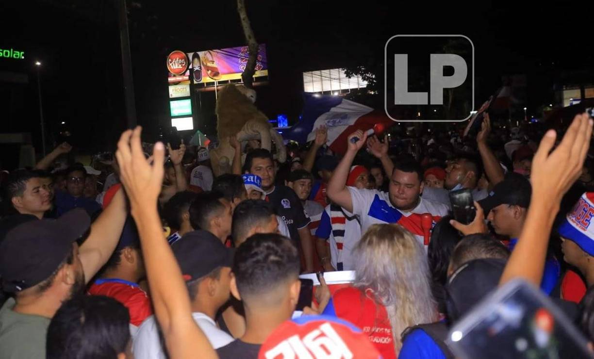 La afición del Olimpia celebró hasta la madrugada de 24 de diciembre en San Pedro Sula el tetracampeonato logrado por el equipo de Pedro Troglio tras ganar la Gran Final del Torneo Apertura 2021 al Real España.