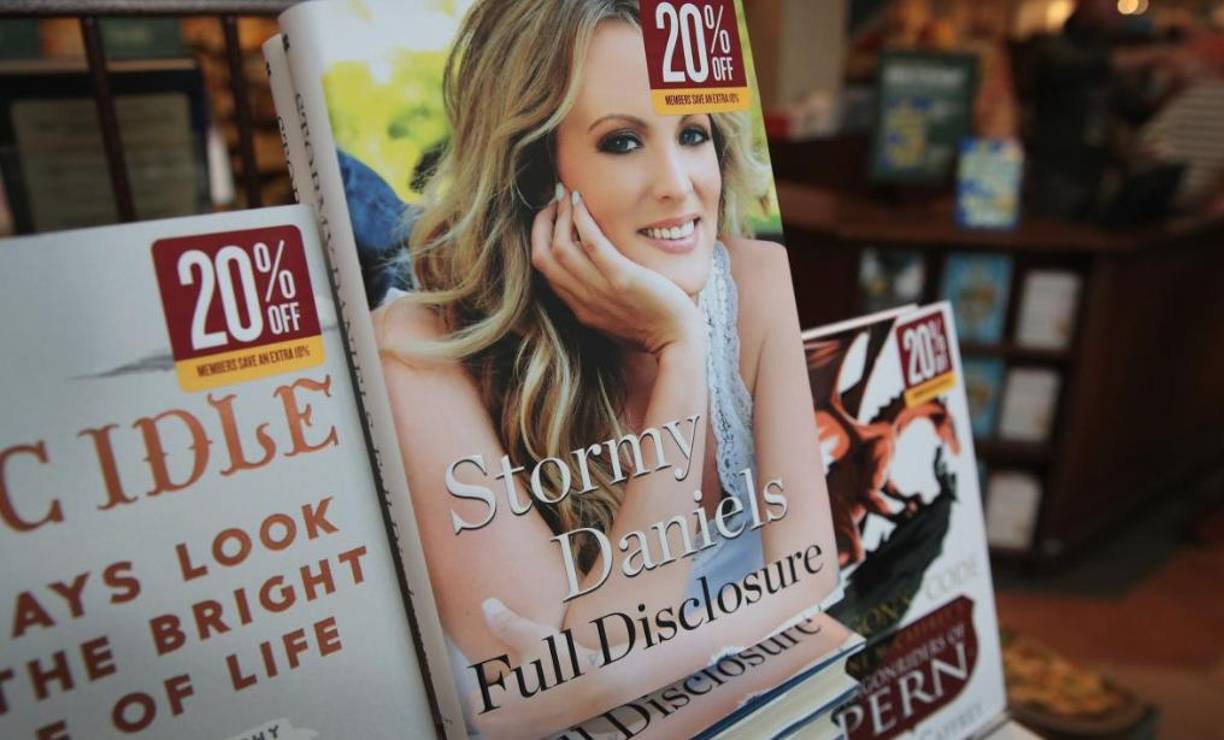 Tras las negociaciones, el abogado pagó de su bolsillo 130.000 dólares a Stormy Daniels en el marco de un contrato de confidencialidad firmado el 28 de octubre, bajo los seudónimos de “Peggy Peterson” y “David Dennison”.