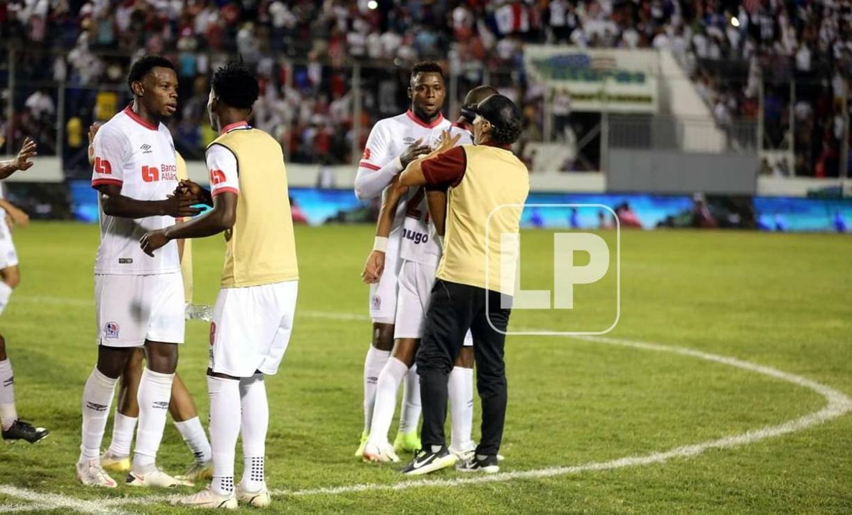 Pedro Troglio felicitando a Jerry Bengtson, autor del segundo gol del Olimpia.