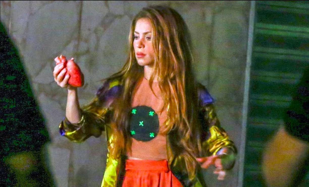 También tenía un círculo negro sobre el pecho que presumiblemente iba a ser sustituido más tarde por imágenes digitales de un agujero en el pecho.