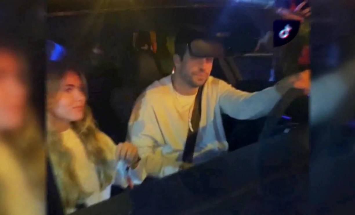 Clara está disfrutando de costosos hoteles, restaurantes e interesantes atractivos turísticos como Mezquita Sheikh Zayed, el Palacio de los Emiratos, el Marina Mall y el Ferrari World.