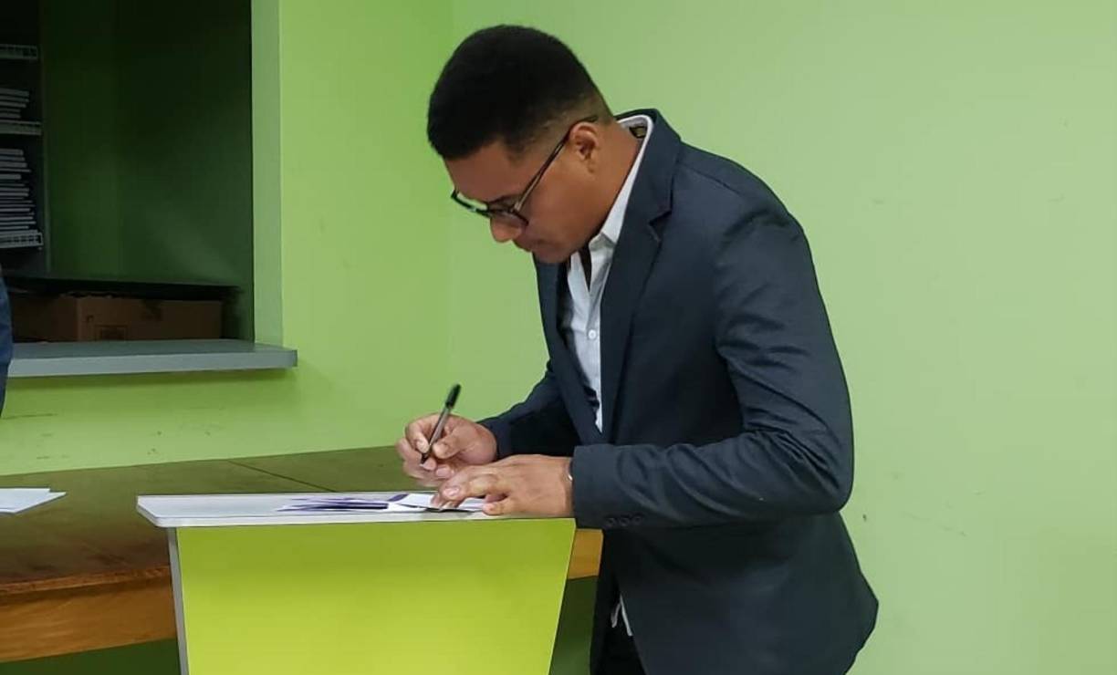 Siendo un ejemplo digno de admirar, Carlos Will Mejía logró completar sus estudios universitarios y egresó de la carrera de Gerencia de Negocios.