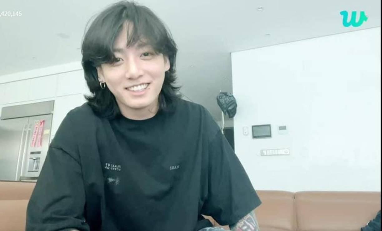 Durante dicha transmisión admitió haber bebido cerveza, también se mostró alegre aunque por momentos dijo que estaba triste porque su perro, Bam, estaba enfermo y que por eso no estaba con él en casa. Su estado de salud es delicado mencionó y que prefería no hablar más del tema. Ese mismo día bromeó diciendo que llevaba días de no bañarse, porque le daba pereza. 