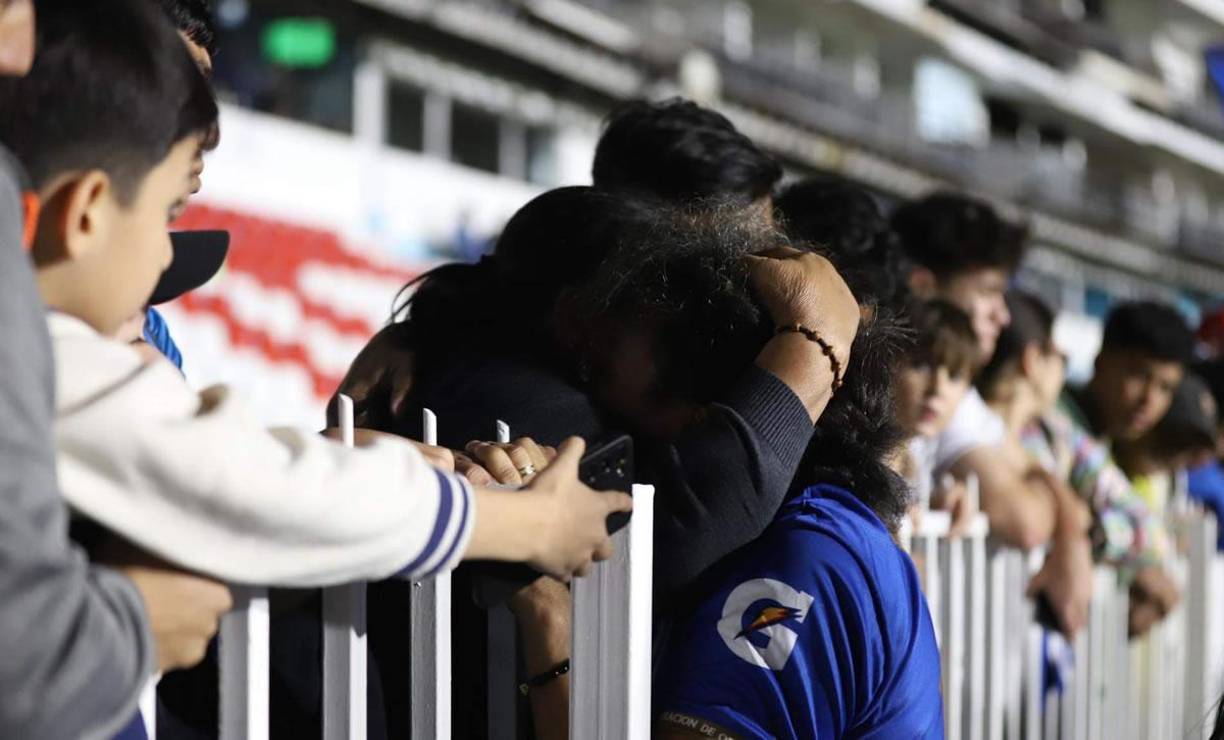 ‘Rambo’ de León recibió el cariño de la gente en las gradas tras salir del campo en su partido de despedida.