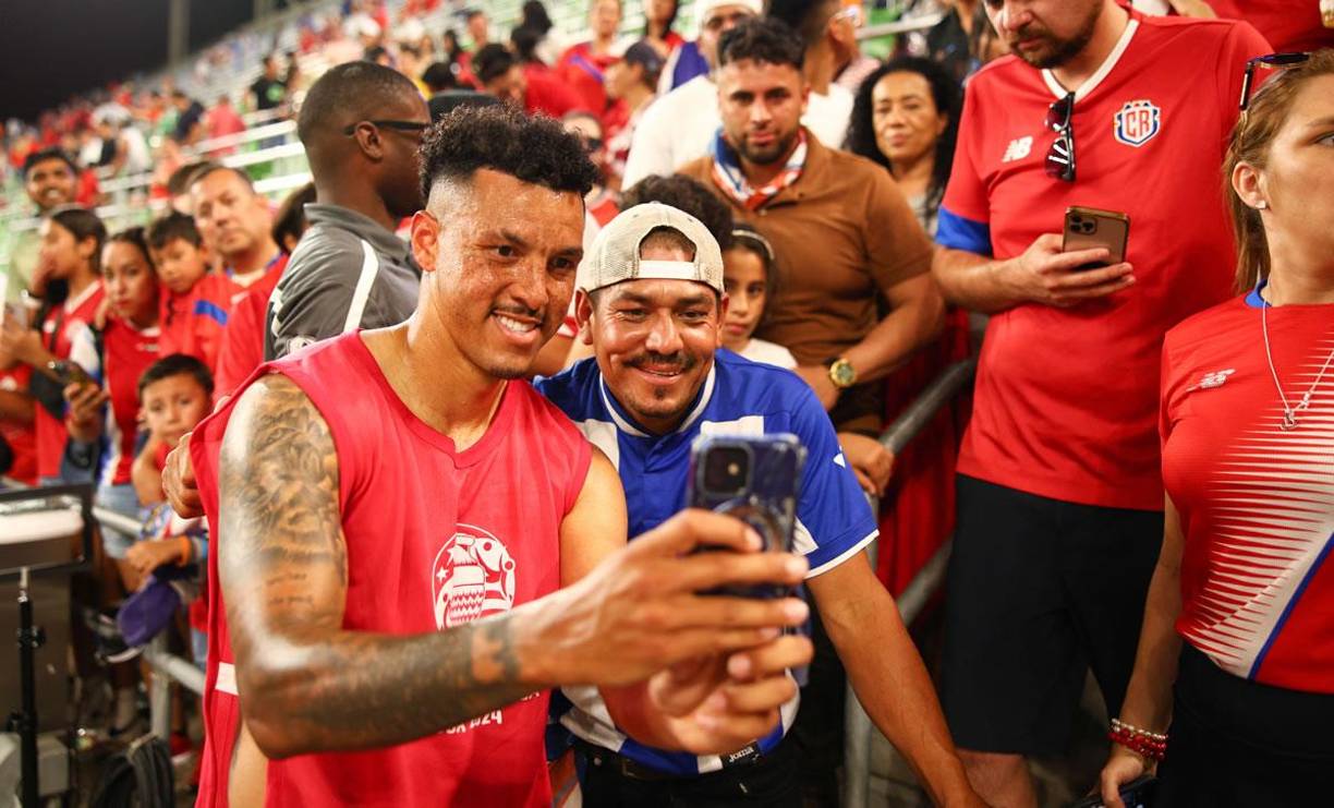 El jugador de Costa Rica, Julio Cascate, celebró con los aficionados ticos el triunfo y se tomó fotos con ellos.