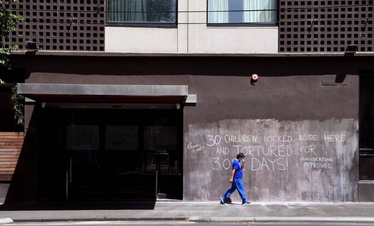En el hotel se hospedan actualmente decenas de refugiados detenidos que fueron trasladados a Australia desde lugares como Papua Nueva Guinea, la isla de Manus, Nauru o Irak.