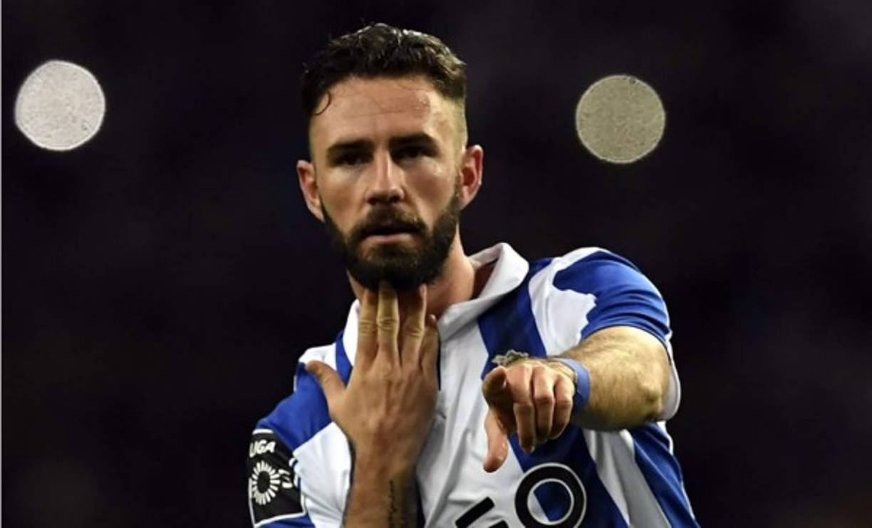 El mexicano Miguel Layún, del Porto, es uno de los objetivos prioritarios del Betis en este mercado invernal. Y lo seguirá siendo hasta el último día de mercado. O al menos así lo ha reconocido el vicepresidente deportivo del club, Lorenzo Serra Ferrer, durante una entrevista con ESPN AM en México.