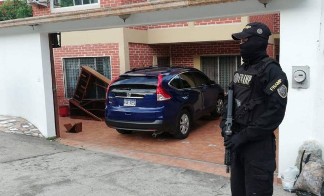 En el interior de la casa encontraron una camioneta Honda CRV azul eléctrico con placas HAE 3092.