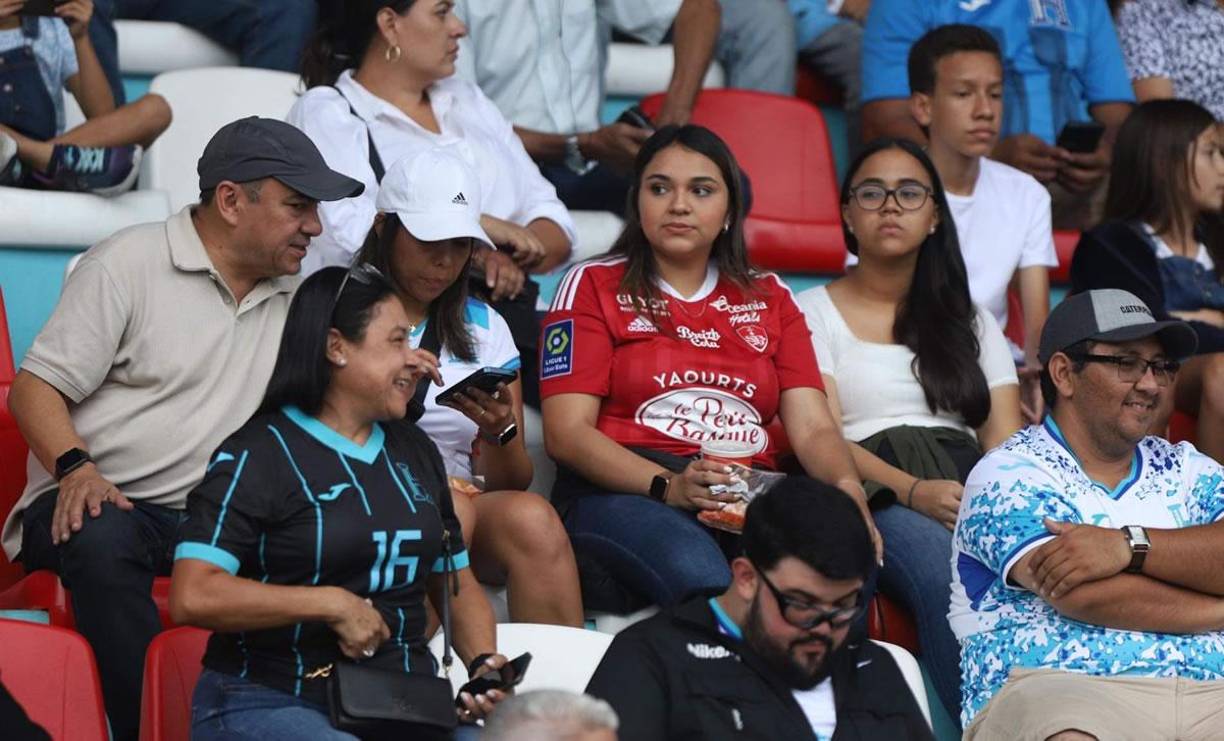 Lindas chicas y novia de figura: fotos del ambiente en el Honduras-Cuba