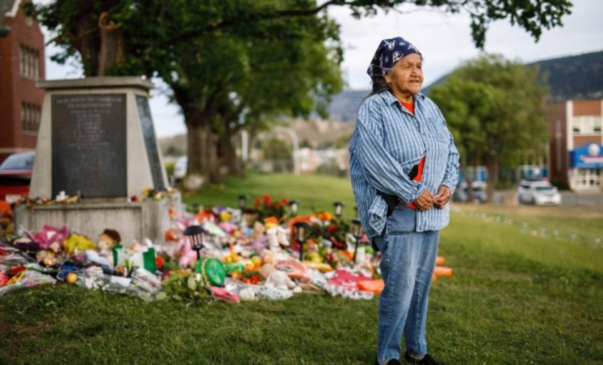 La noche del miércoles, la comunidad de Cowessess había dado cuenta del 'descubrimiento horroroso e impactante de cientos de tumbas sin marcar' durante excavaciones en torno a esa escuela residencial, ubicada unos 150 km al este de Regina, la capital de Saskatchewan.