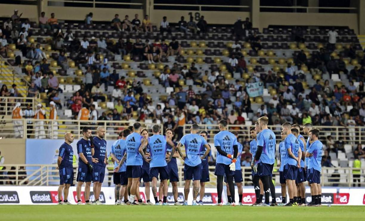  Las selecciones ya definieron la lista definitiva de 26 jugadores, pero según el reglamento de la institución, un jugador de la lista final podría ser todavía reemplazado “ por lesión o enfermedad como máximo 24 horas antes del inicio del primer partido de su equipo”.