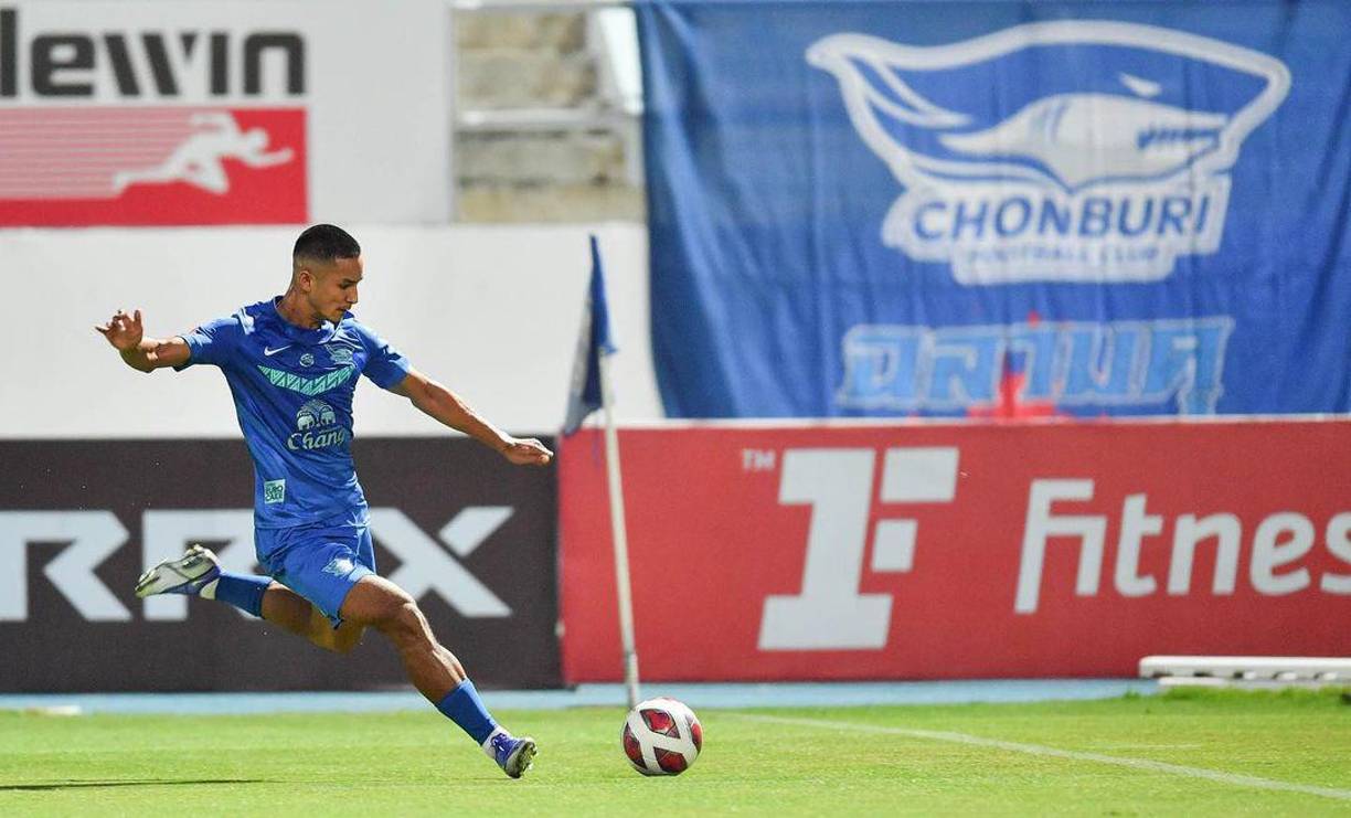 Durante su primer temporada, las lesiones lo afectaron y por este motivo se perdió gran parte de los encuentros de la liga tailandesa hasta que en las últimas semanas.