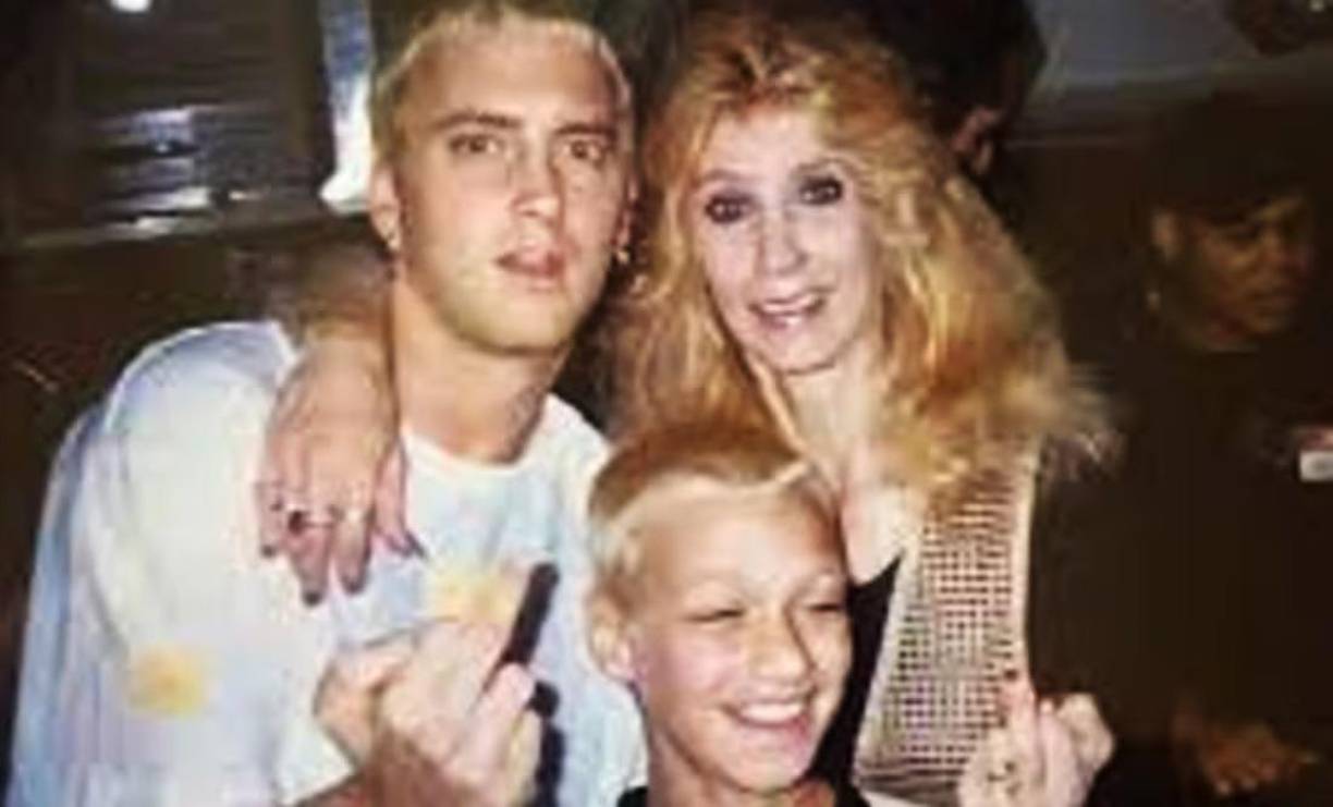 La relación entre Nelson y su hijo fue complicada durante gran parte de sus vidas. En 2002, Eminem lanzó la canción “Cleanin’ Out My Closet”, donde mencionaba conflictos con su madre. 