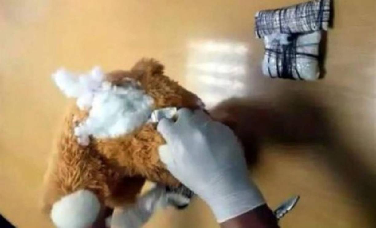 La policía mexicana interceptó una sustancia con las características de una droga sintética, oculta en un oso de peluche, que tenía como destino Filipinas.