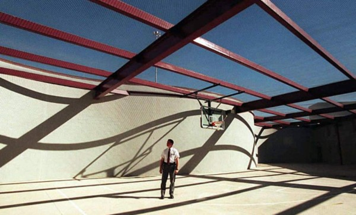 Los presos pueden recibir el sol y ejercitarse durante una hora al día dentro de la prisión.