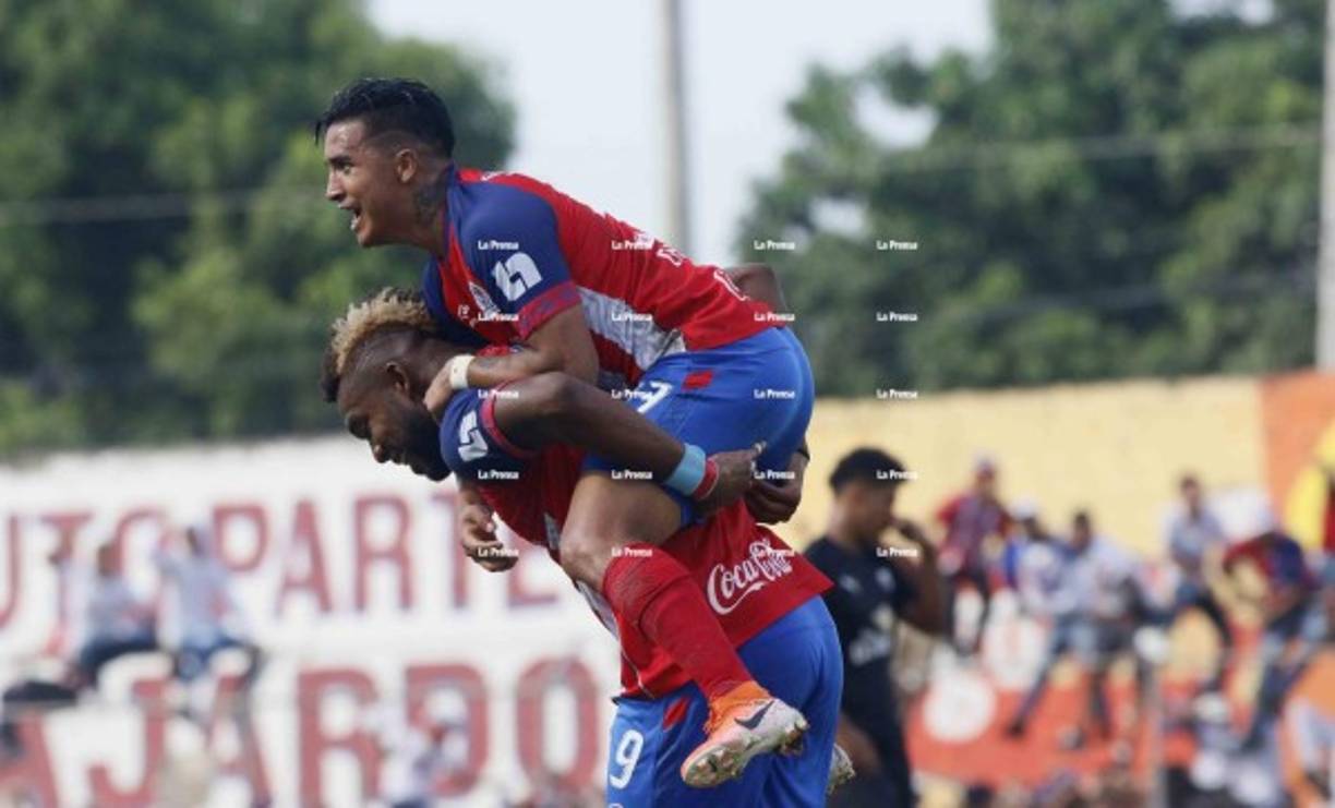 Jorge Benguché anotó el 1-0 del Olimpia y fue felicitado por Michaell Chirinos, quien fue un dolor de cabeza para los progreseños. El primer tanto llegó al minuto 17.