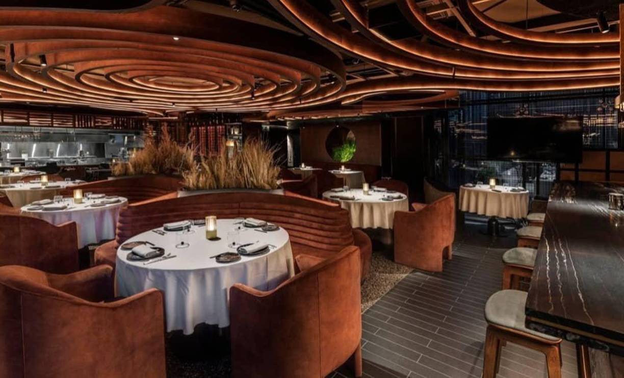 Entre los ingredientes que no faltan en la carta se encuentra el aguacate de Málaga a la brasa (14 euros), la caprese de burrata ahumada (15), los del Puerro asado al carbón con mortadela trufada de cerdo ibérico y salsa Gribiche (12), las croquetas de pollo asado (9), la Carne mechada (14), o Morcilla de Burgos a la brasa con puré de manzana (7), entre otras muchas cosas.