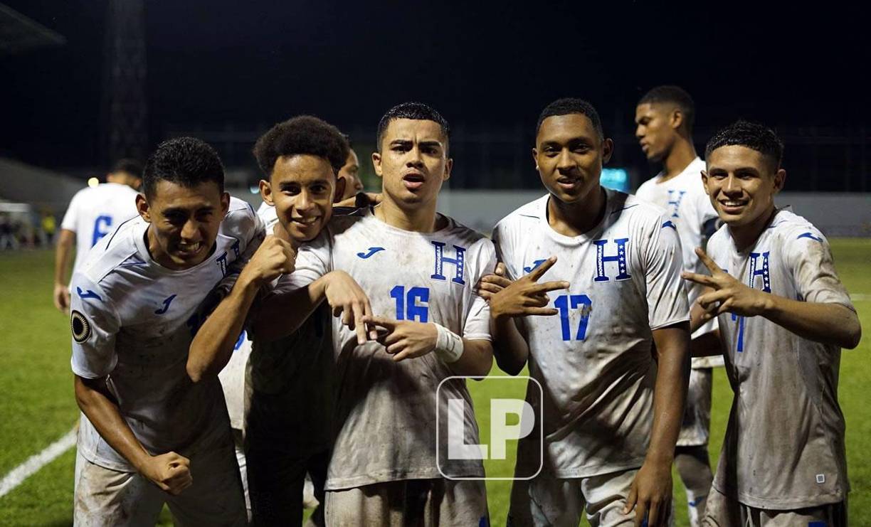 El festejo de Isaac Castillo con sus compañeros tras el 3-0.