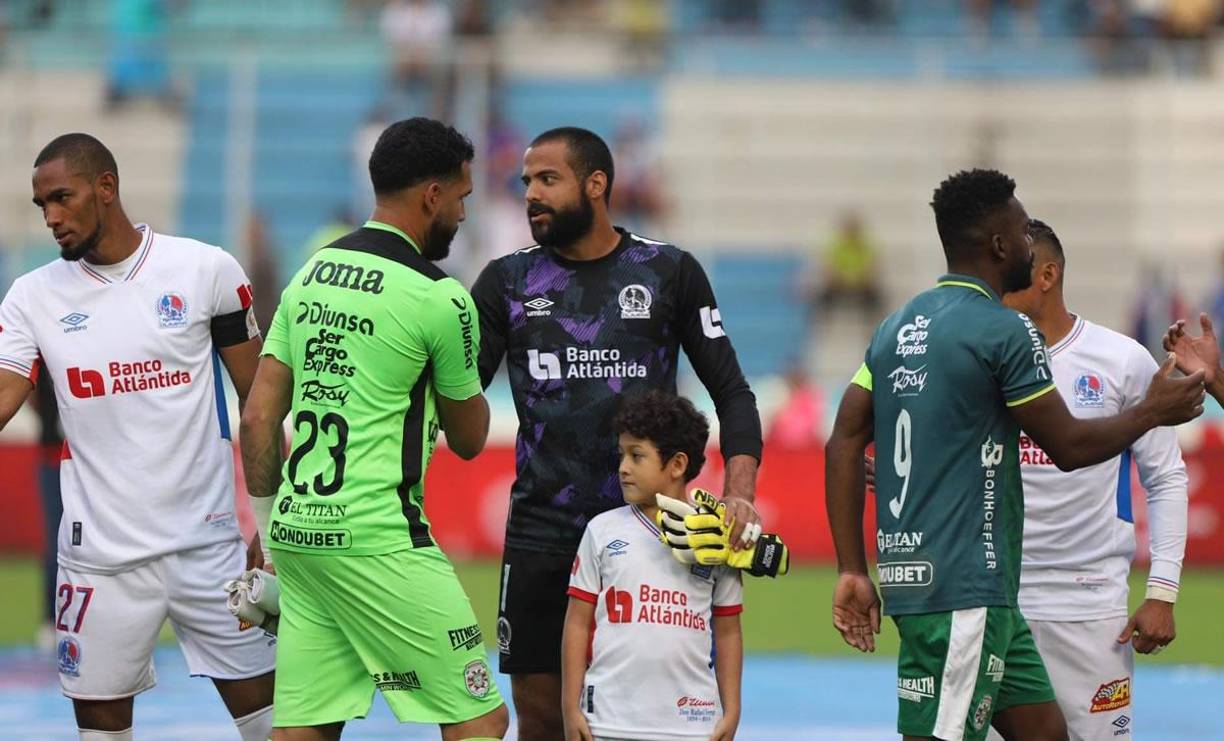 Los porteros Edrick Menjívar y César Samudio se saludan antes del inicio del partido en la cancha del coloso capitalino.