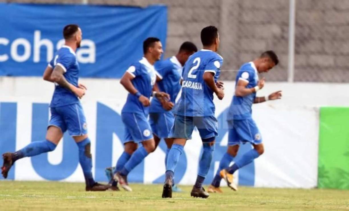 Carlos Chavarría celebrando su gol con sus compañeros.