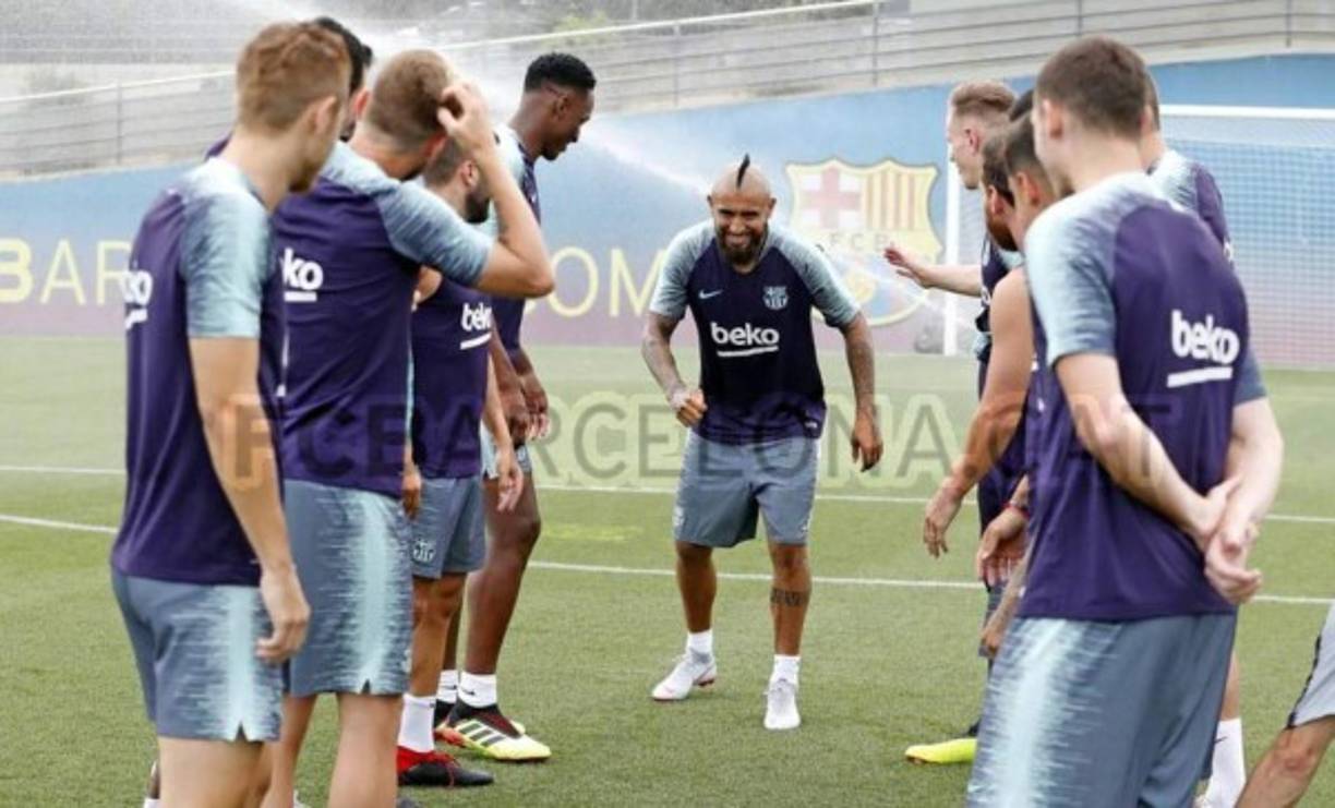 Momento en que los jugadores del Barcelona le hacían el pasillo a Vidal.