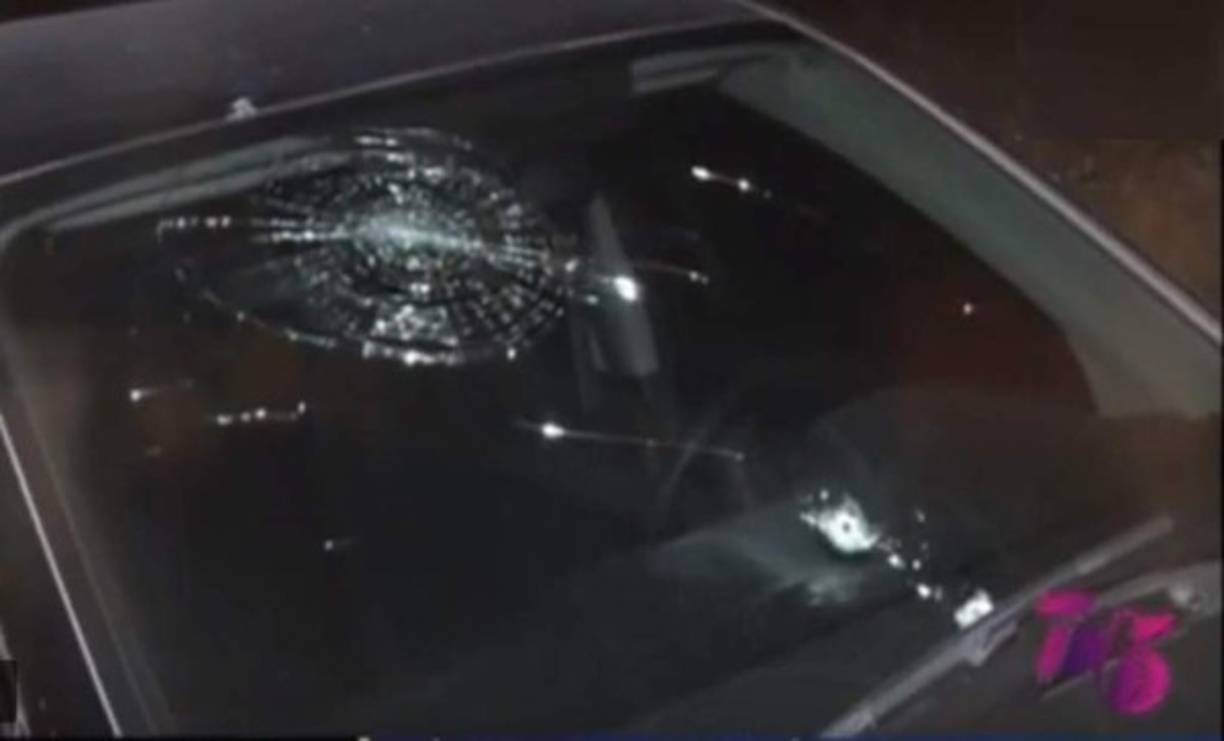 Con impactos de bala. Así quedó la camioneta en la que viajaba Henry Figueroa.
