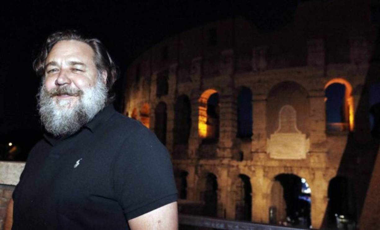 Se desconoce si su apariencia es para algún personaje, sin embargo, aparenta muchos más años de los 54 que tiene.