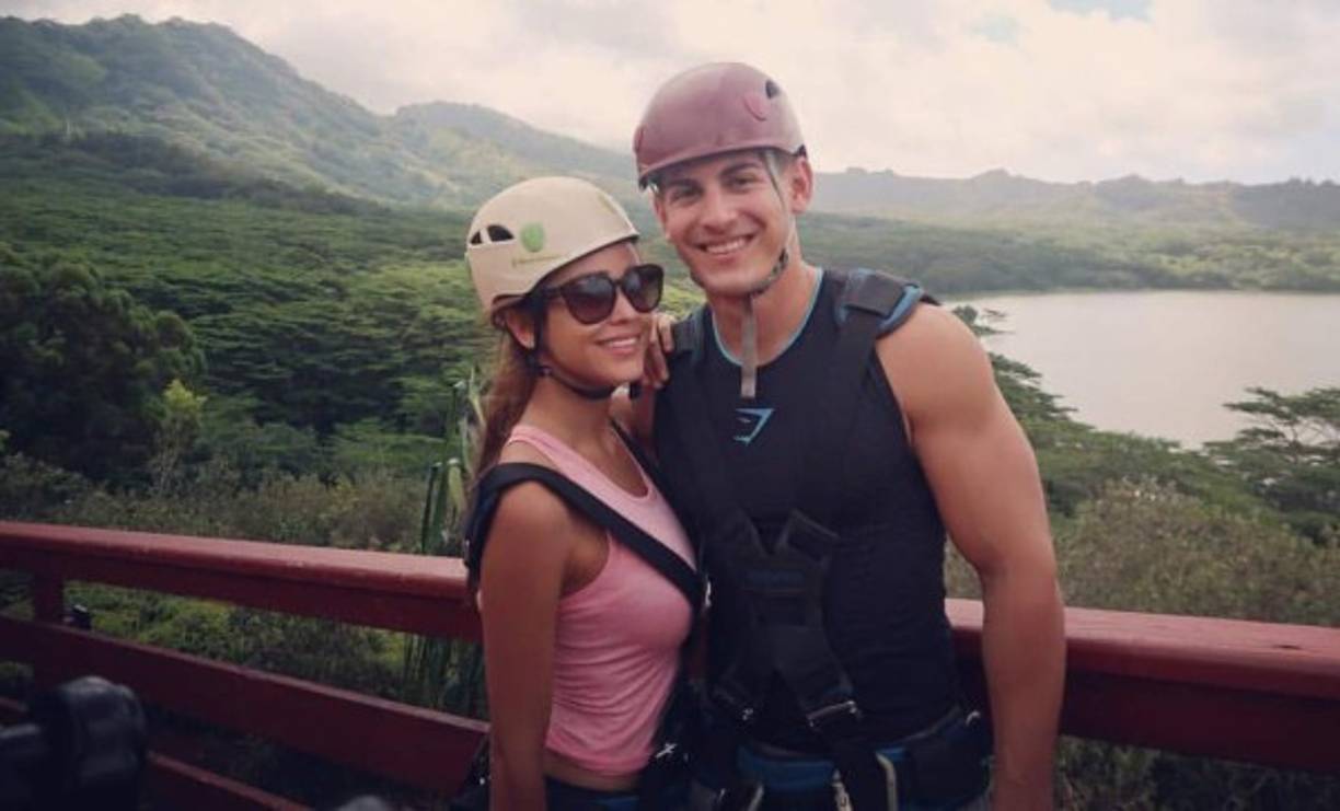 Él quedó flechado por Yanet al descubrirla en Internet y al ver cada uno de los vídeos en los que aparecía, sólo pudo decir que era la chica más guapa que había visto en su vida, por lo que se enamoró de inmediato.