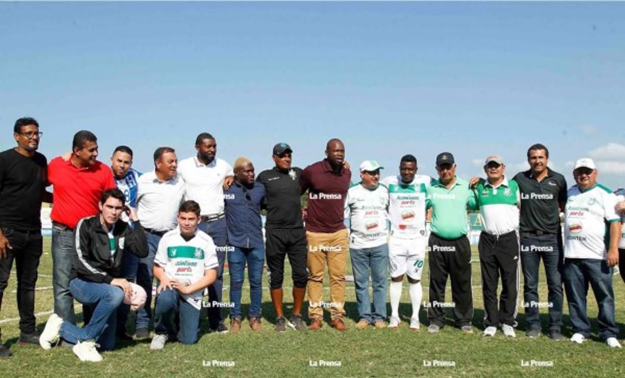Edgard Álvarez posando con ex jugadores y amigos antes del inicio del partido.