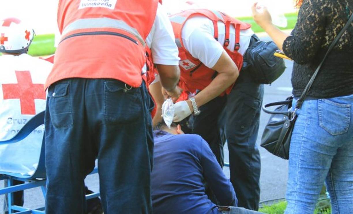 Un aficionado herido siendo atendido por la Cruz Roja.