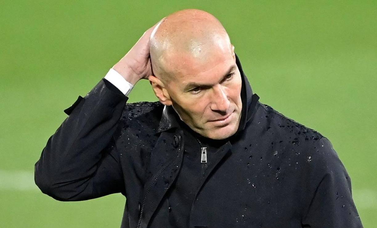 Zinedine Zidane está buscando un nuevo equipo para seguir su carrera como entrenador. El francés quiere volver a los banquillos después de que Didier Deschamps renovara su contrato con la selección. Según informó RMC Sports, Zizou tiene en la mira a cuatro clubes para dirigir la próxima temporada: PSG, Bayern Múnich, Juventus de Turín y Real Madrid, donde ya tuvo éxito.