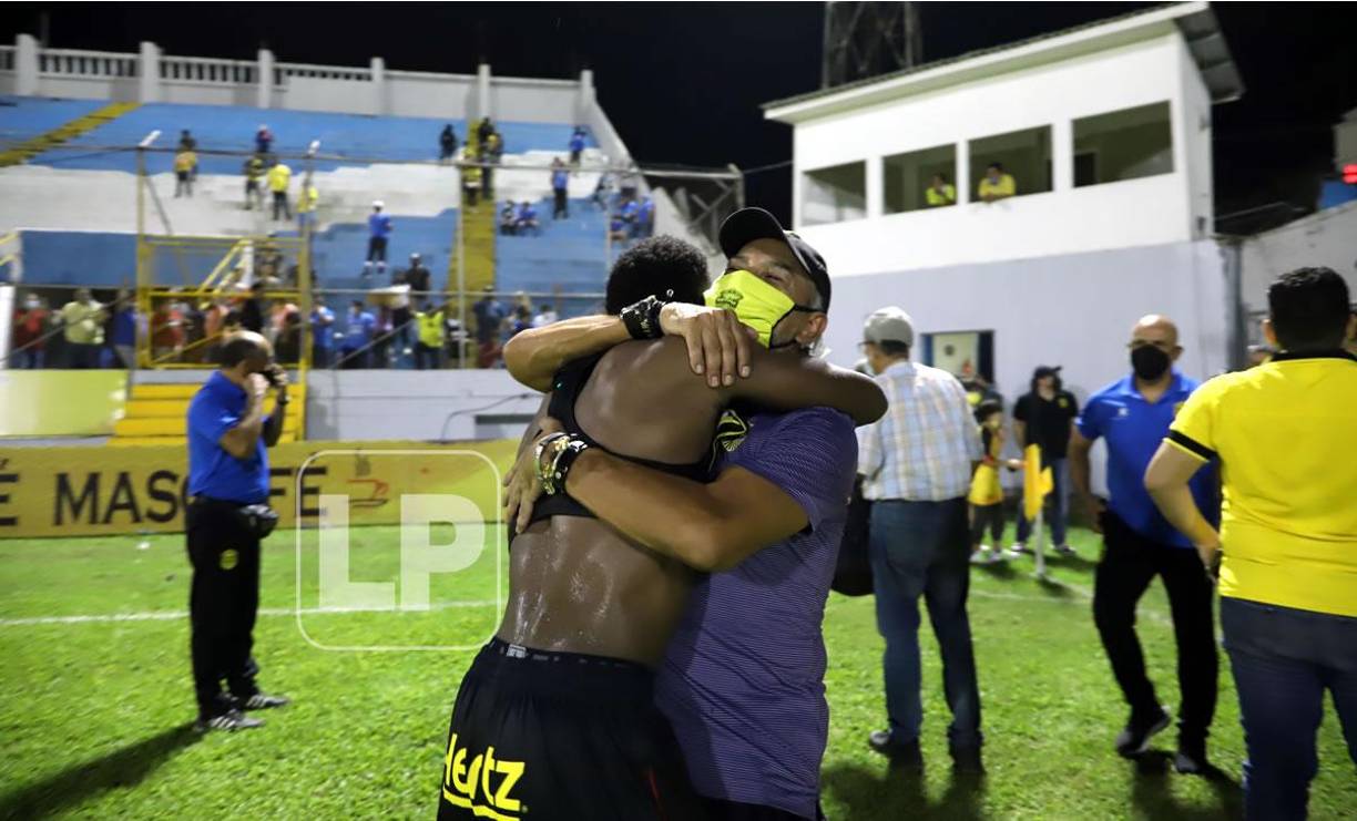 El entrenador mexicano celebró con sus jugadores la clasificación a la final.