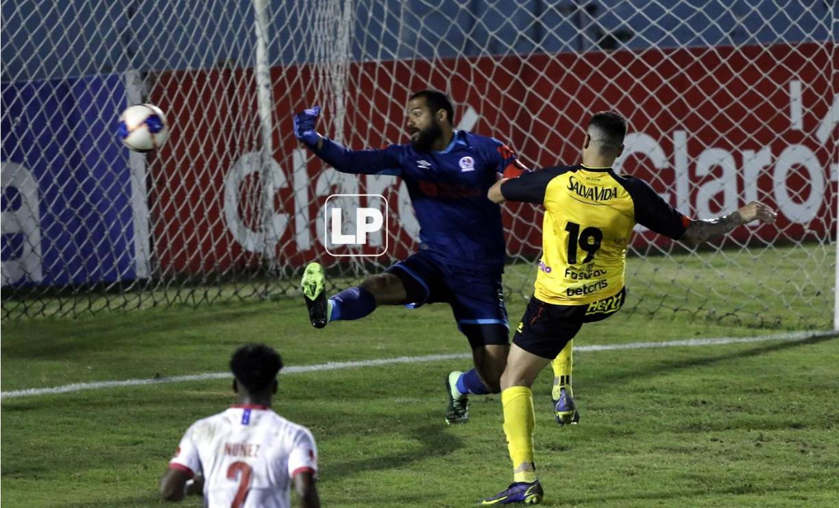 Con la derecha venció Rocca a Menjívar para poner el 1-3 en el marcador.