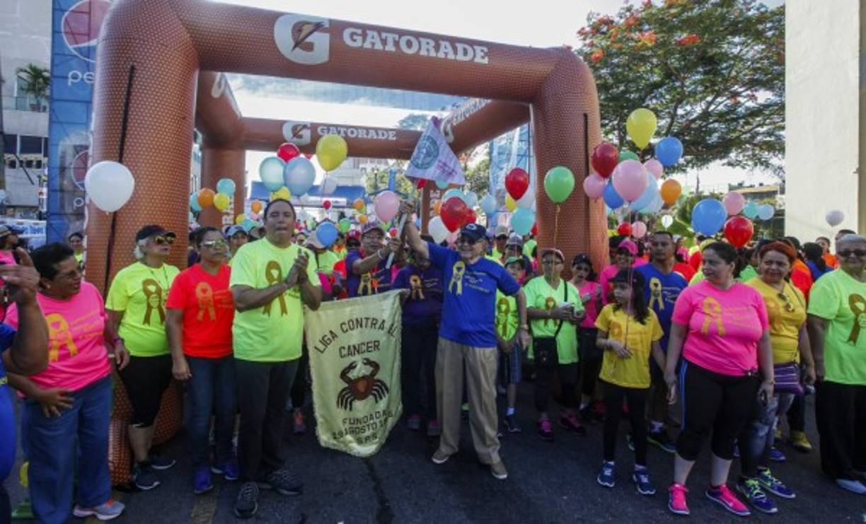 El cantante Guillermo Anderson se sumó a la caminata de color en honor a la Liga contra el Cáncer. El evento partió del parque central de San Pedro Sula.