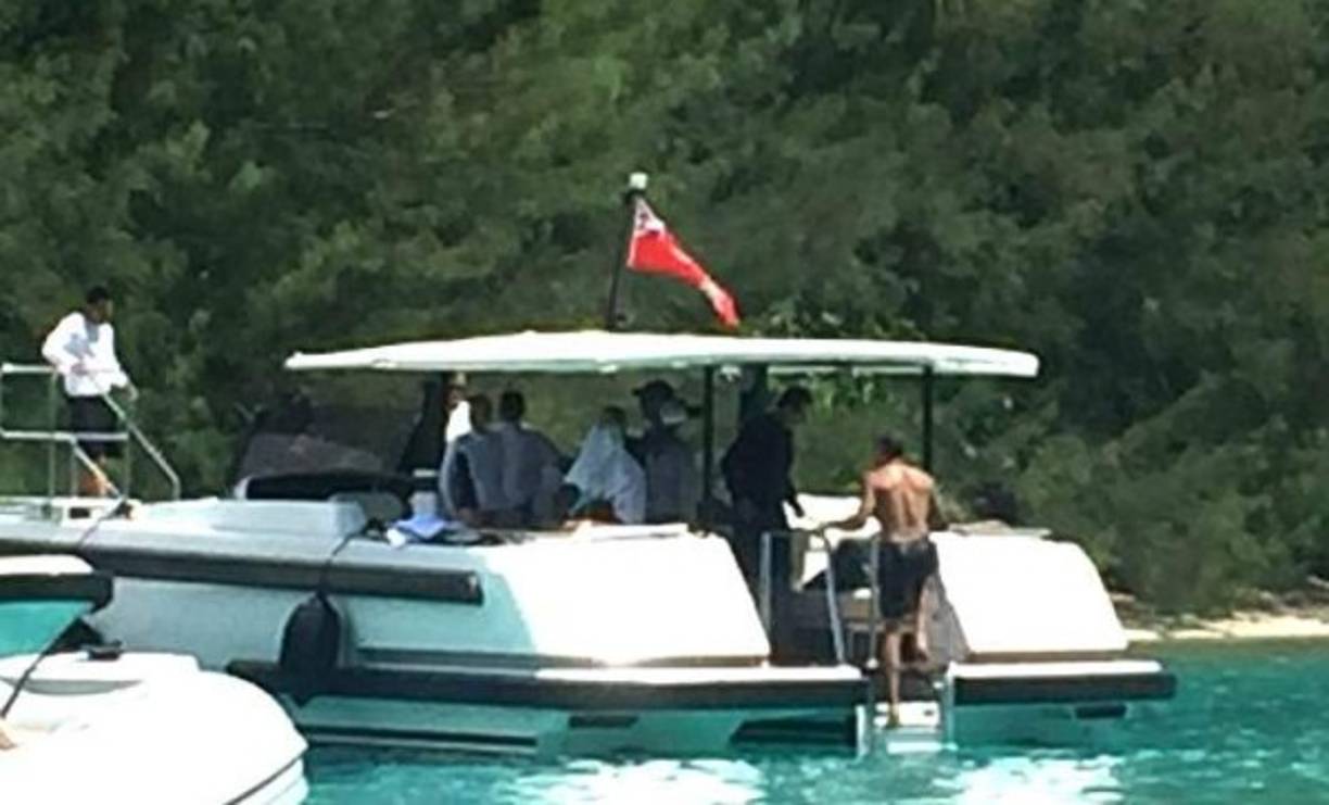 Barack Obama llegó el 15 de marzo en un jet privado a Tahití, la isla más poblada de la Polinesia francesa. Según TNTV, allí cambió de avión para ir hasta Tetiaroa, un atolón que alberga uno de los hoteles ecológicos más lujosos del mundo, el Brando.