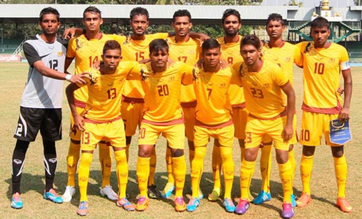 A stray dog crosses an empty road, after the authorities announced a weekend curfew in the country as a preventive measure against the spread of the COVID-19 novel coronavirus, in the suburb of Maharagama in Colombo on March 21, 2020. (Photo by LAKRUWAN WANNIARACHCHI / AFP)