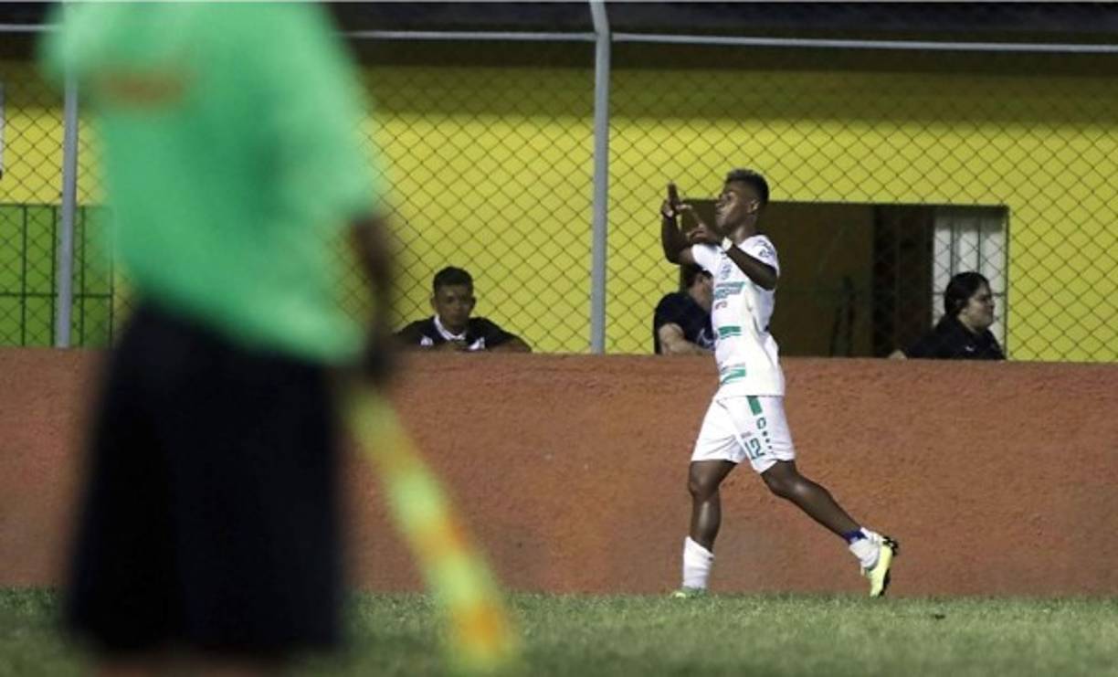 Jeancarlo Vargas celebrando uno de sus goles contra el Honduras Progreso.