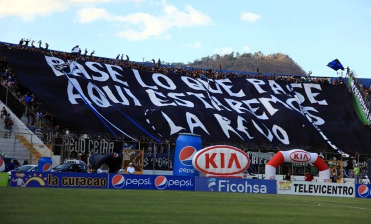 Los aficionados del Motagua, previo al inicio del partido.