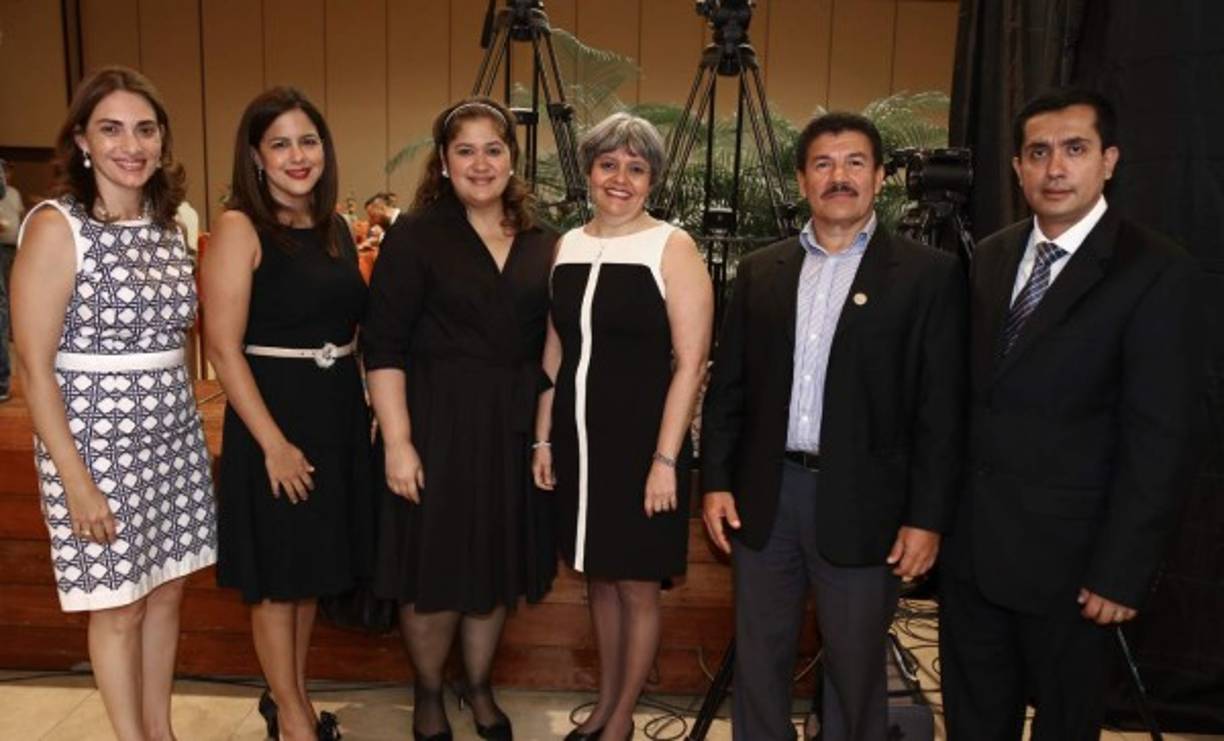 Lizza Handal, Doris Peña, Isabel Sabillón, Arlene Castellón, Orlando Matamoros y Dennis Oliva.