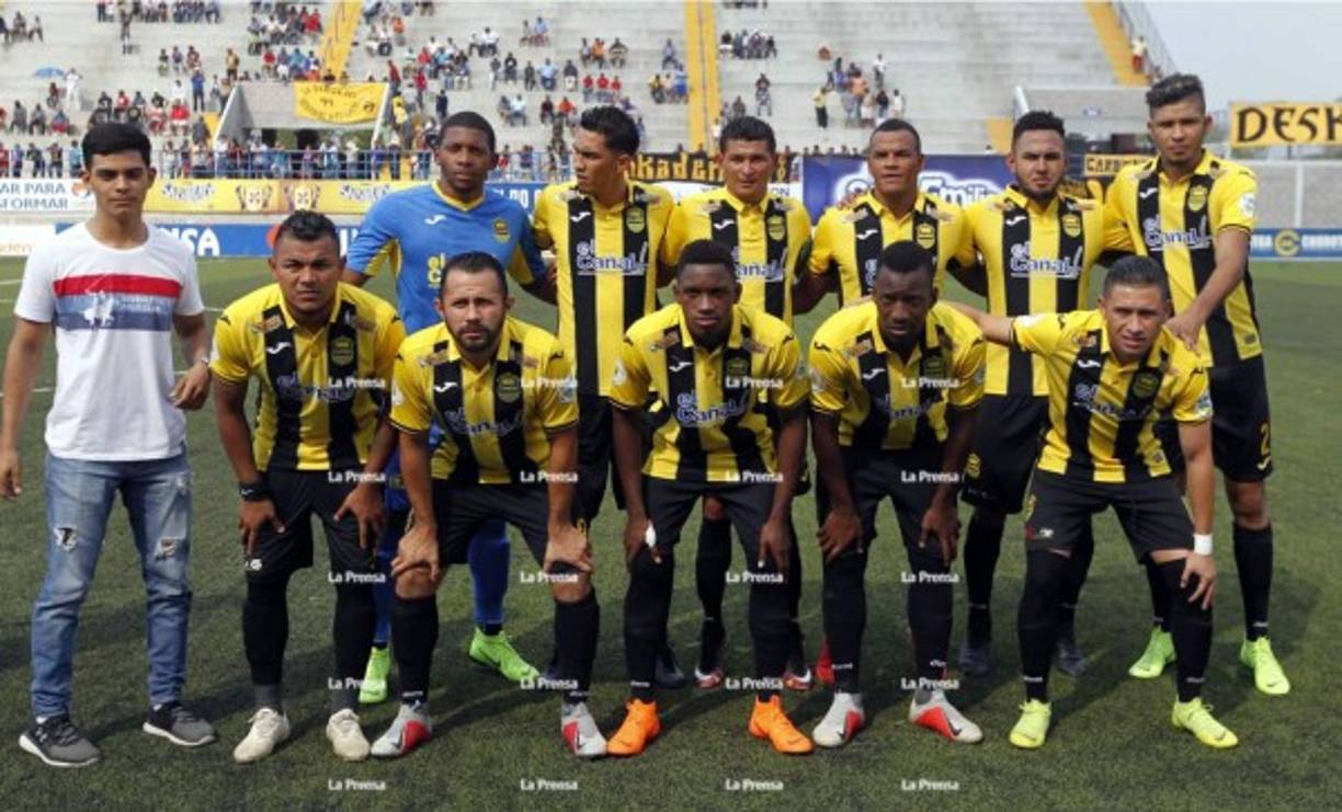 El 11 titular del Real España posando previo al inicio del partido contra la UPN.