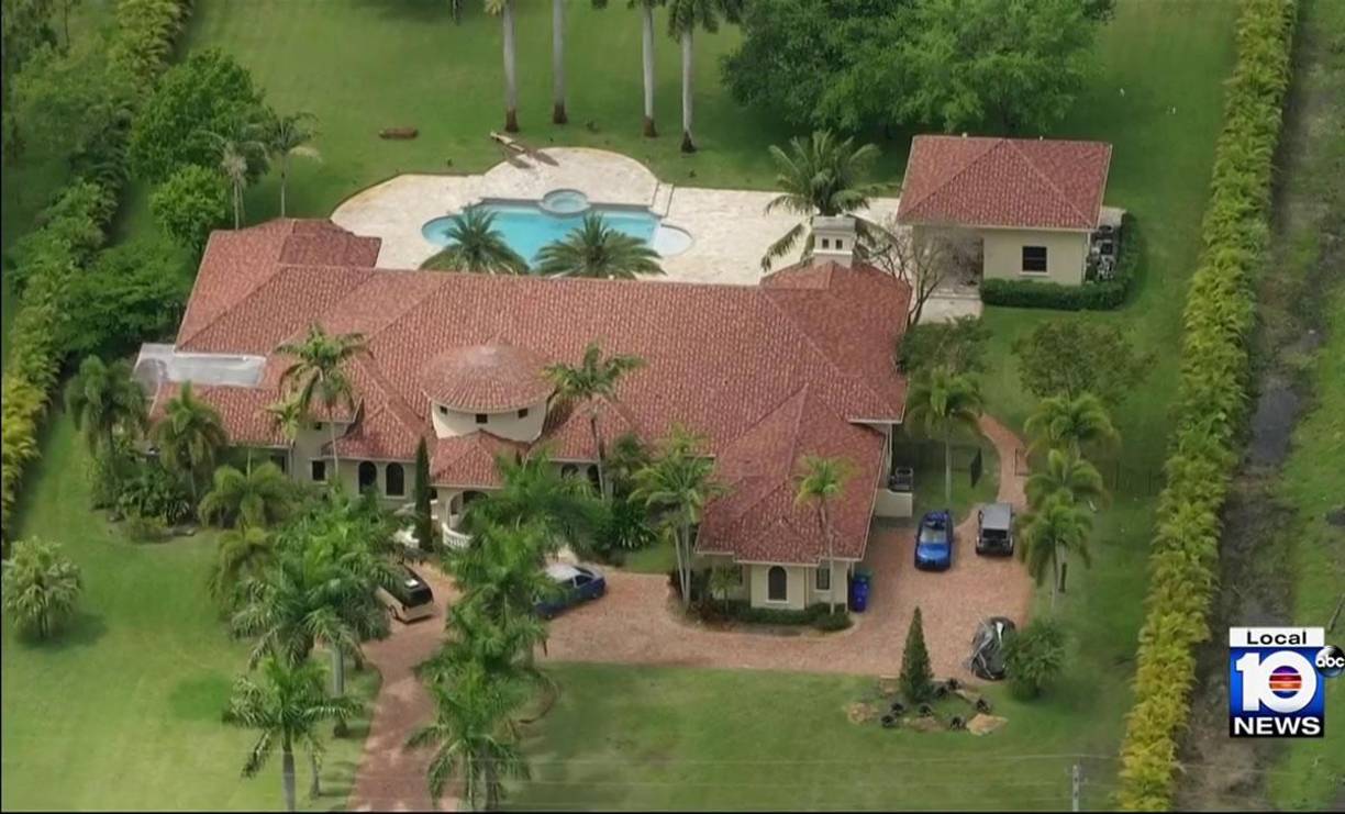 La mansión donde fue encontrado el cuerpo de Davis pertenece a Adaline Davis, su abuela, según los registros de propiedad.