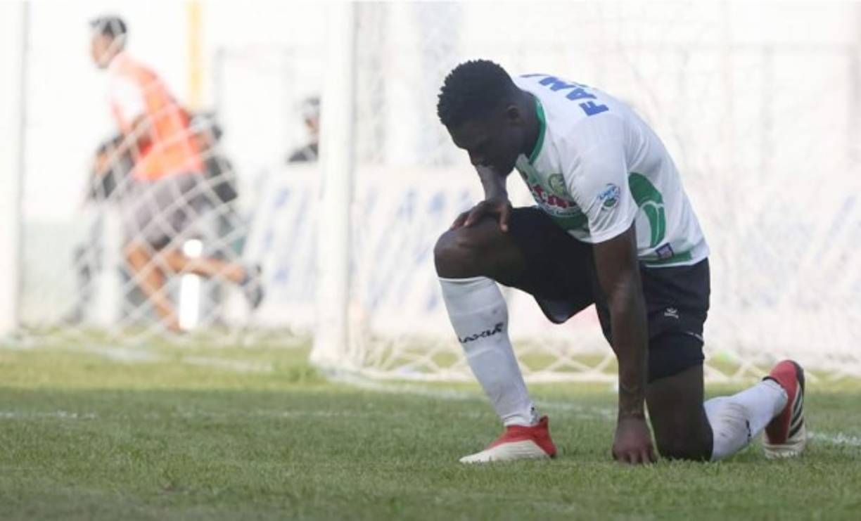 Javier Estupiñán, triste por la derrota.