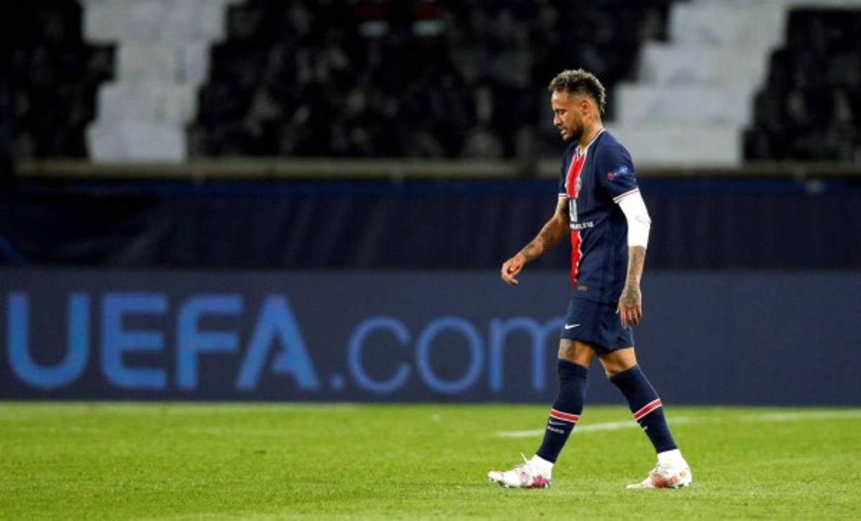 El crack brasileño se fue cabizbajo al vestuario.