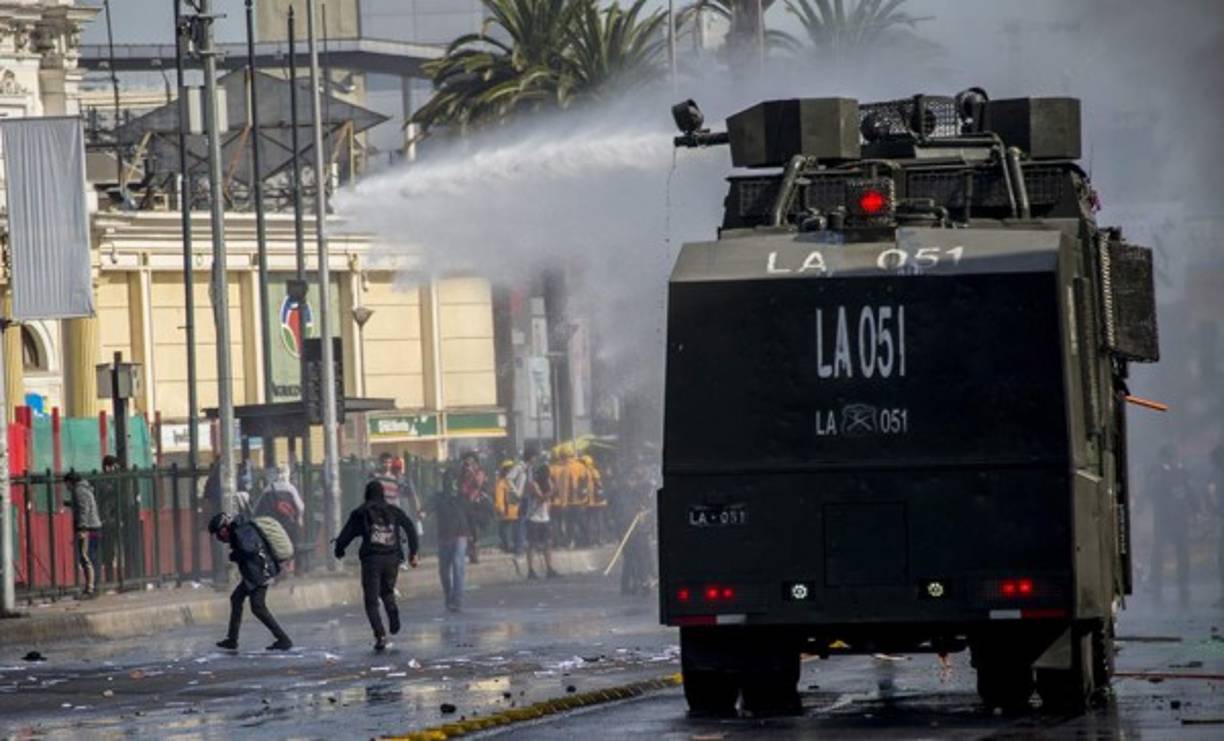 Manifestantes chilenos chocan con la policía antidisturbios durante el mitin.