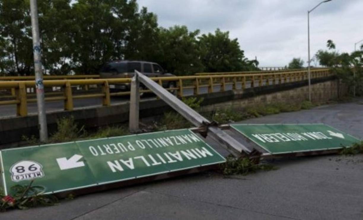 En tanto, se está trabajando en algunos puntos de carreteras y autopistas de Colima y Jalisco donde acontecieron deslaves y caídas de árboles, mientras que los puertos marítimos no presentaron daños, informó el titular de la SCT.