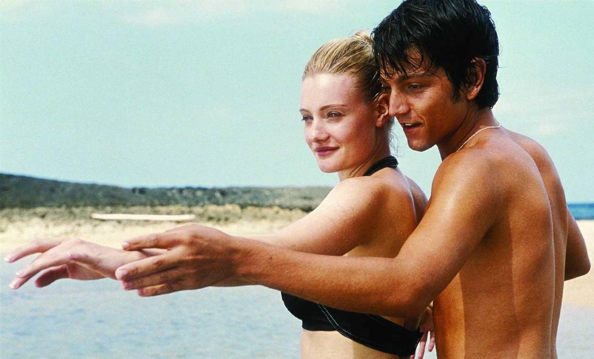 Dirty Dancing: Havana Nights (2004): La primera secuela no oficial de Dirty Dancing fue Dirty Dancing: Havana Nights, estrenada en 2004. Aunque no contaba con los mismos personajes, la película mantuvo la esencia de la original: romance, danza y música vibrante. Ambientada en La Habana, Cuba, en los años 50, la historia seguía a dos jóvenes que se enamoran mientras aprenden a bailar salsa, buscando replicar la fórmula exitosa de la película original.